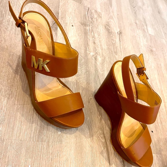 Michael Kors Jet set platforms - Picture 1 of 10